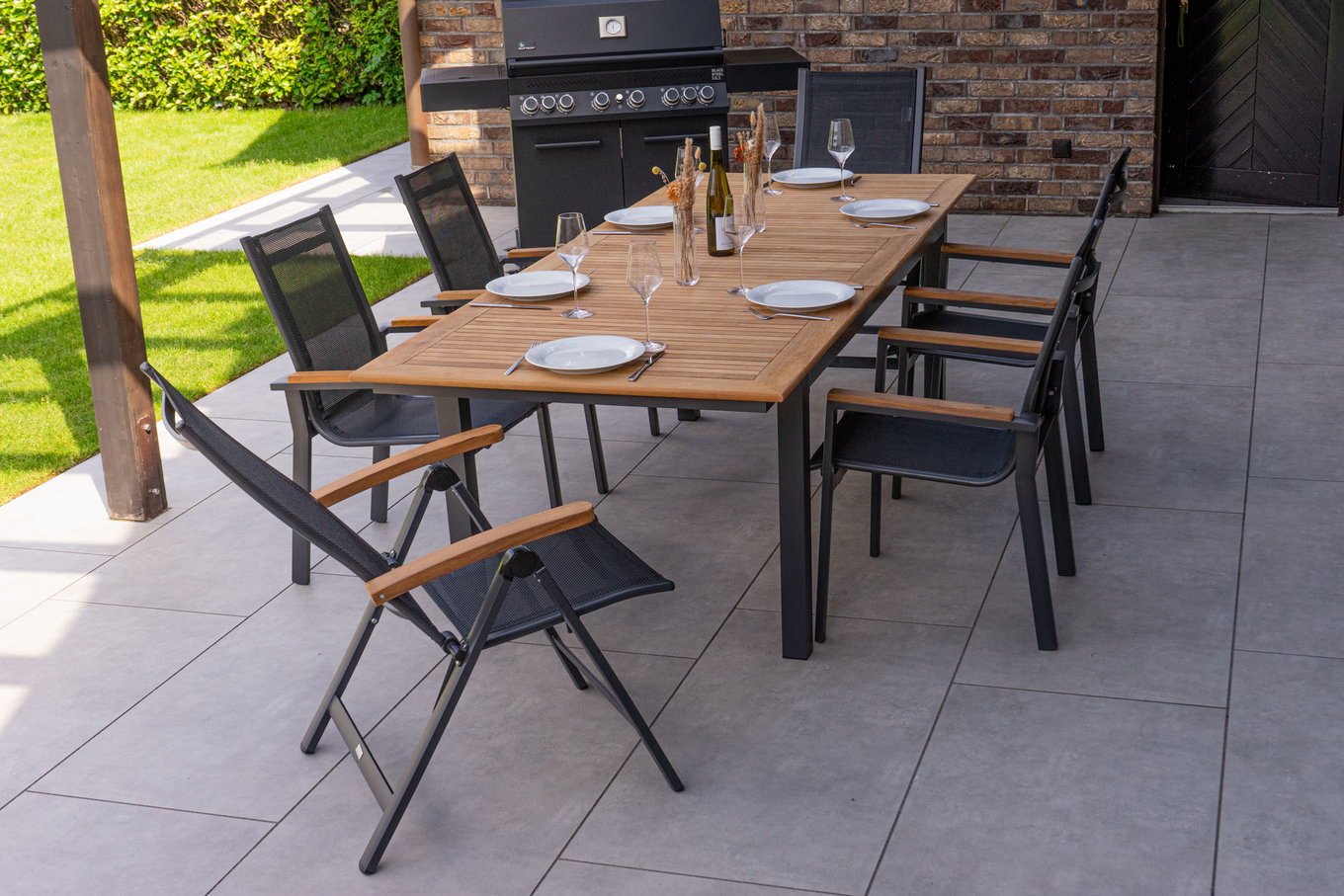 OUTFLEXX Gruppo pranzo da giardino, OUTFLEXX® antracite opaco, Alluminio / Teak / Textil, tavolo 180/240 x 100cm, 4 poltrone impilabili, 2 sedie pieghevoli 22189__1
