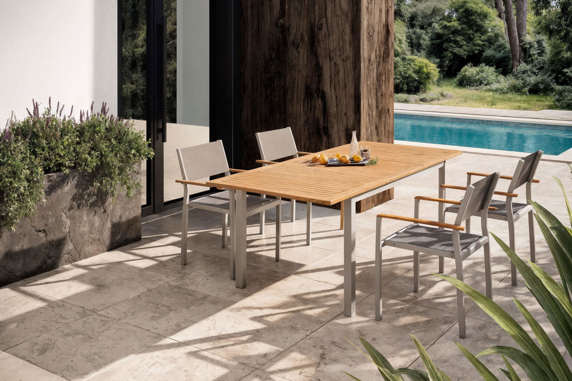 VILLANA Set da pranzo da giardino con 4 sedie impilabili, argento, Alluminio/Eucalipto, tavolo 150/200 x 90 cm, prodotto certificato FSC®