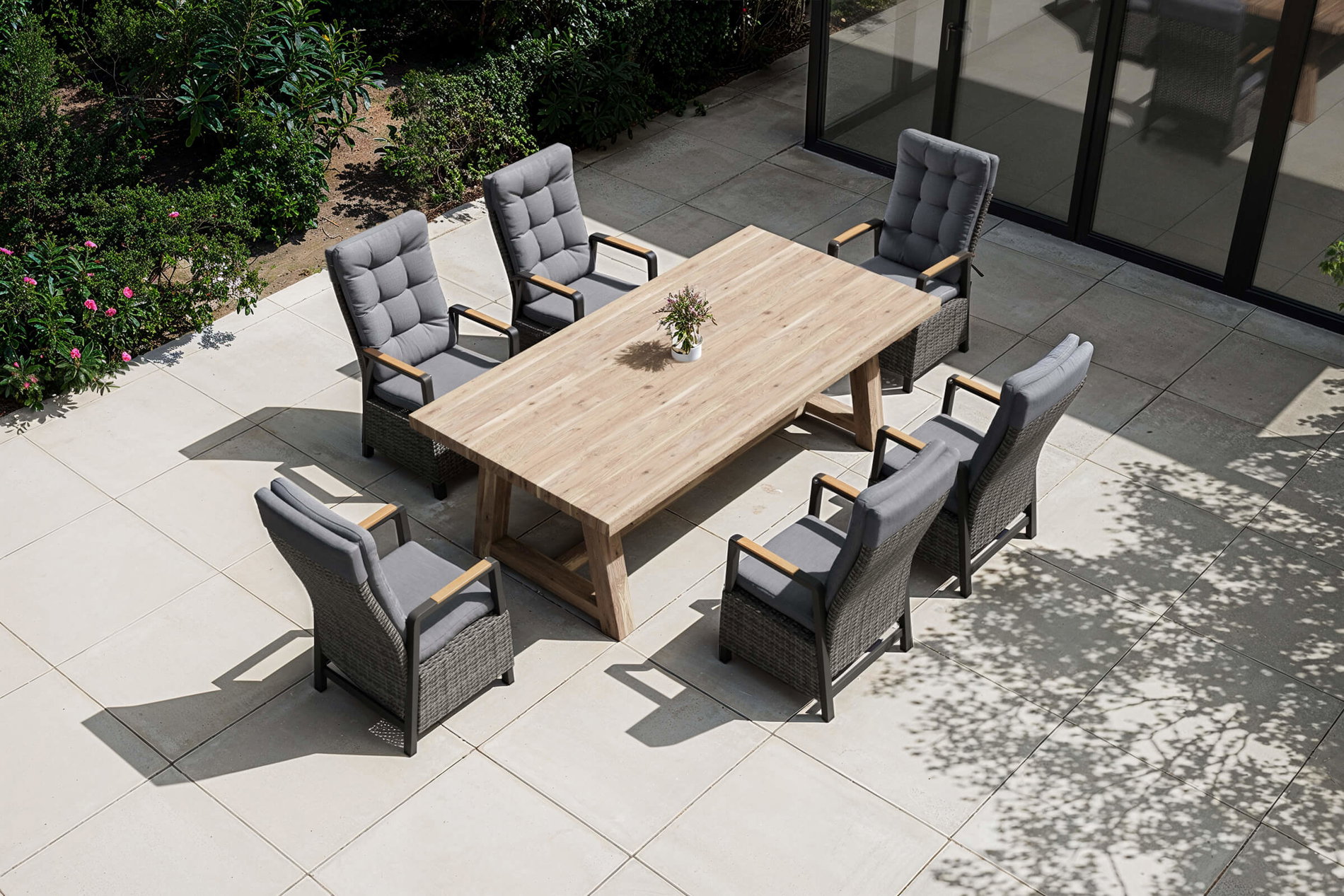 OUTFLEXX Nova Garten-Essgruppe mit 6 Sesseln, anthrazit/grau/natur, Alu/Polyrattan, 220 x 110 cm Tisch, verstellbare Rückenlehne mit Teak-Armlehnen, FSC®-zertifiziertes Produkt OUTFLEXX Nova Garten-Essgruppe mit 6 Sesseln, anthrazit/grau/natur, Alu/Polyrattan, 220 x 110 cm Tisch, verstellbare Rückenlehne mit Teak-Armlehnen, FSC®-zertifiziertes Produkt