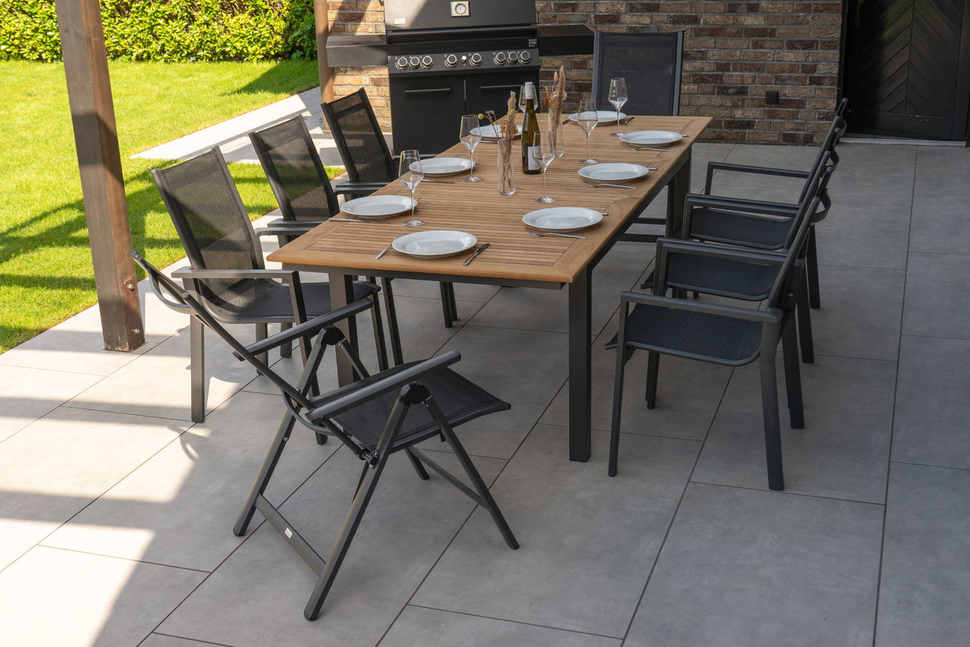 OUTFLEXX Set da pranzo da giardino, OUTFLEXX® antracite opaco, alluminio / teak / textilene, tavolo allungabile 180/240 x 100cm, 6 poltrone impilabili, 2 sedie pieghevoli 22196__1