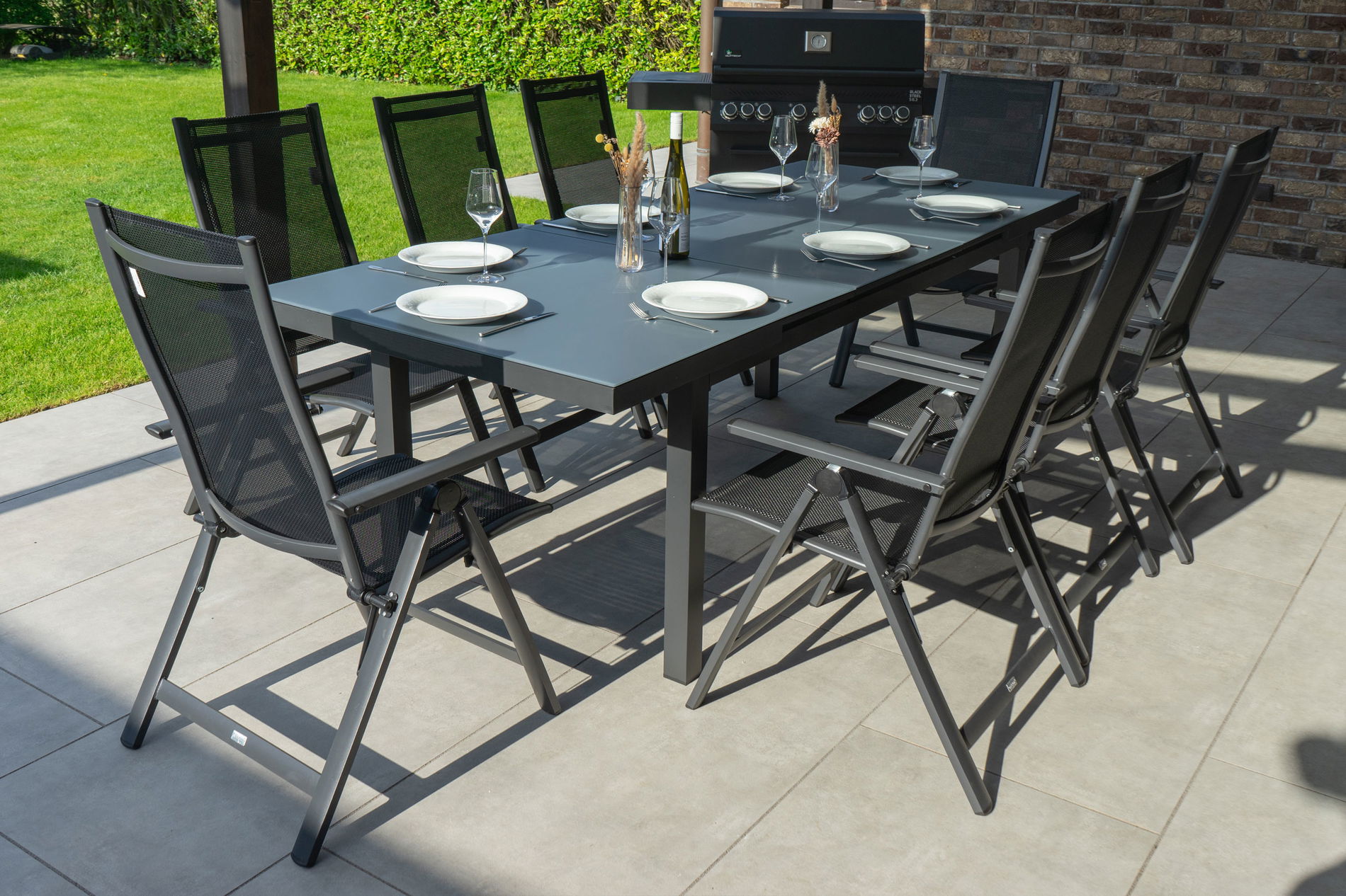 OUTFLEXX Premium Gruppo da pranzo giardino, OUTFLEXX® antracite opaco, Alu/Textilene, tavolo 180/240x100cm, 8 sedie pieghevoli