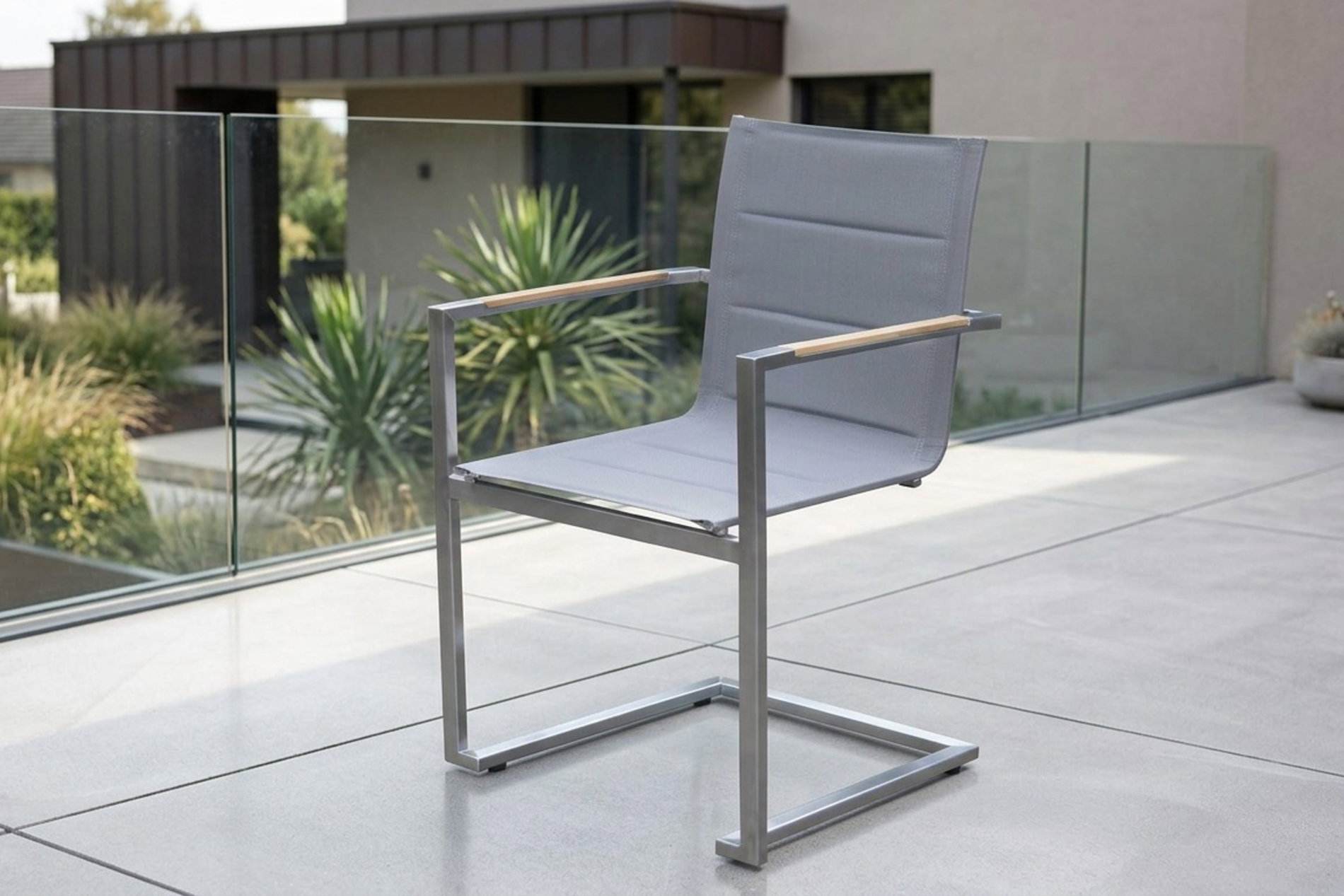 OUTFLEXX Sedia a sbalzo, argento, acciaio inox/textilene, imbottita, braccioli in legno di teak