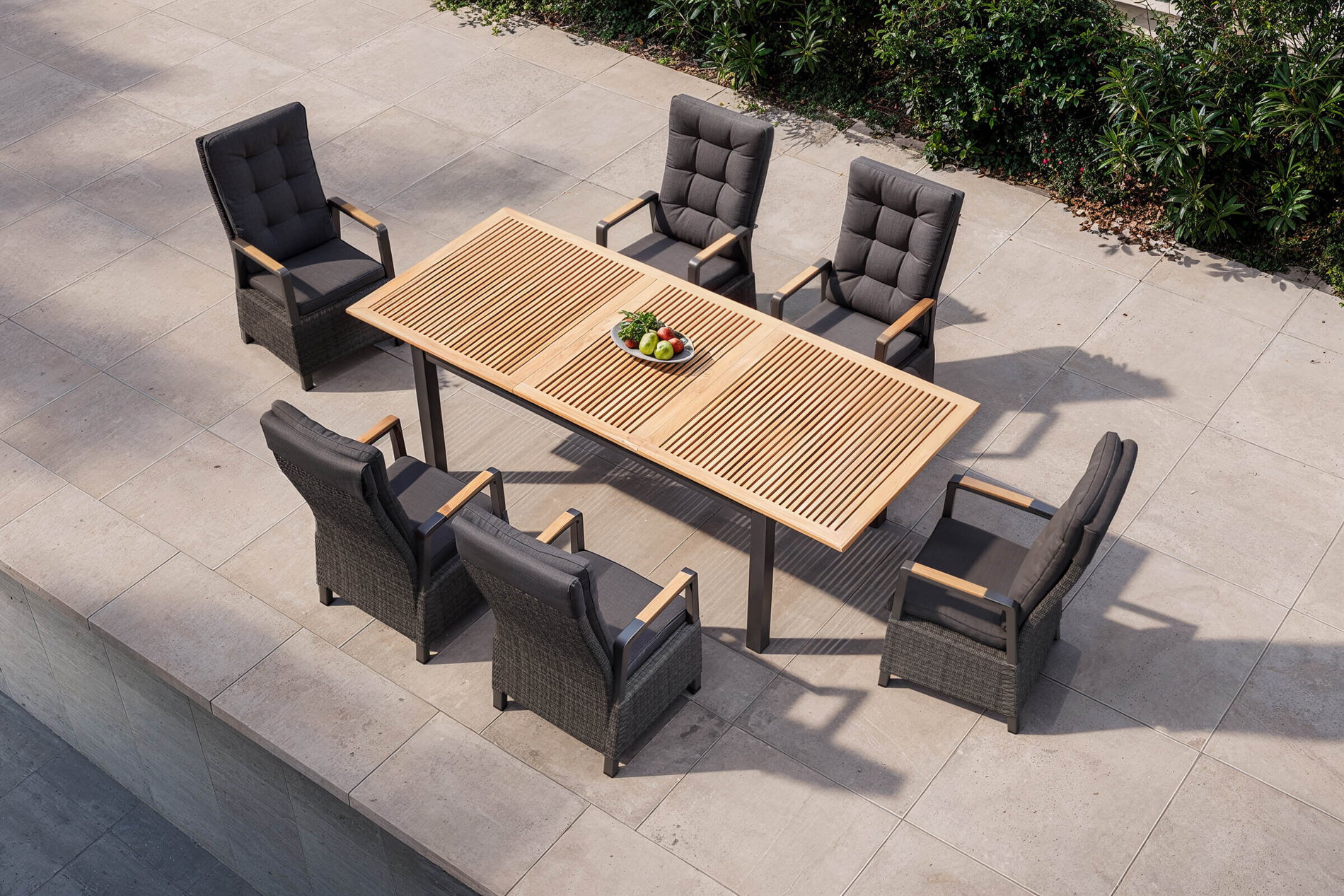 OUTFLEXX Nova Garten-Essgruppe mit 6 Sesseln, anthrazit/grau/natur, Alu/Polyrattan, Tisch 180/240x100 cm, verstellbare Rückenlehne mit Teak-Armlehnen, FSC®-zertifiziertes Produkt