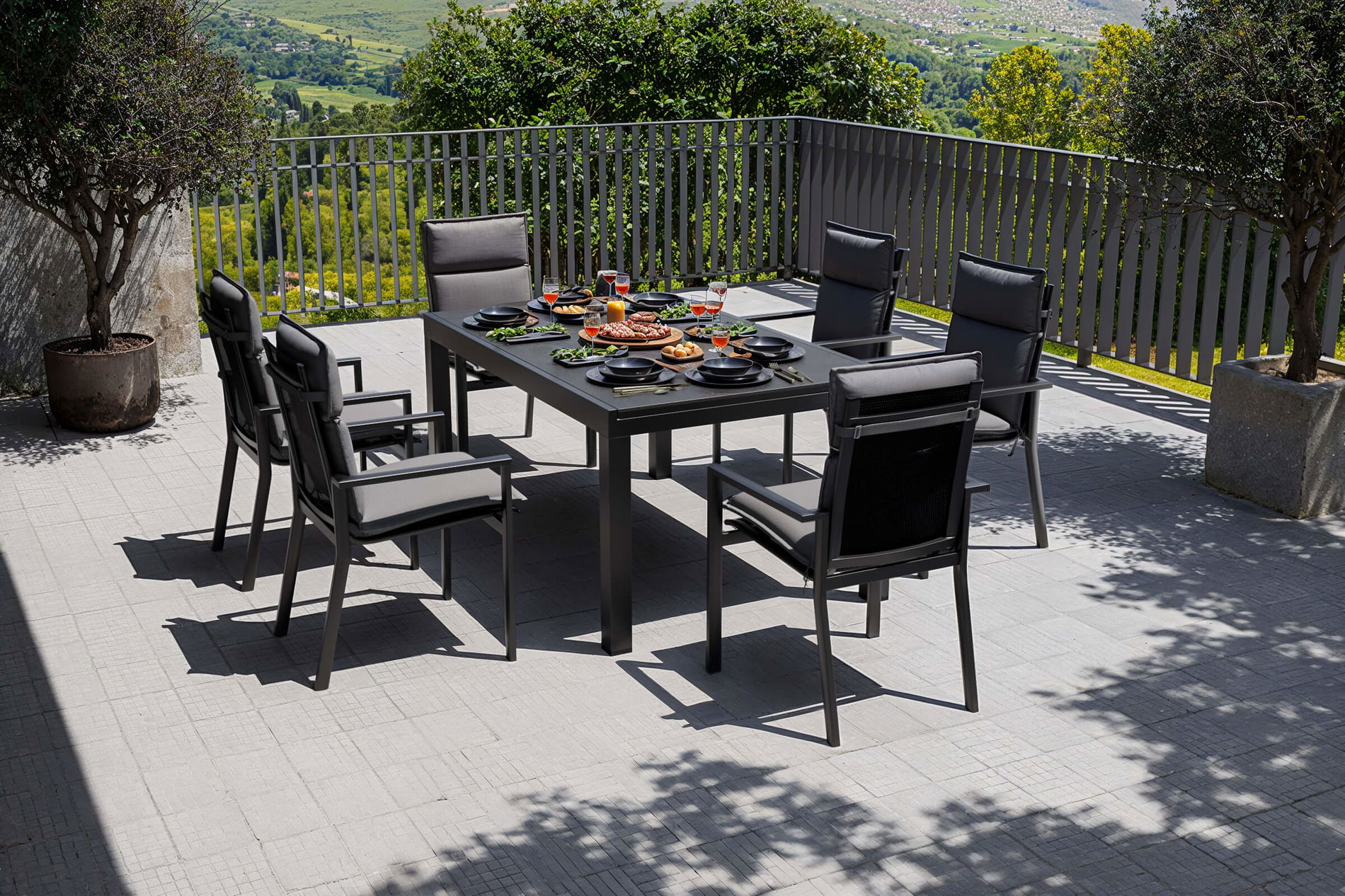 OUTFLEXX Premium Set da pranzo da giardino, antracite opaco/nero, Alu/Spraystone/Textilene, tavolo 160/260 x 100 cm, allungabile, 6 sedie impilabili incl. 6 cuscini