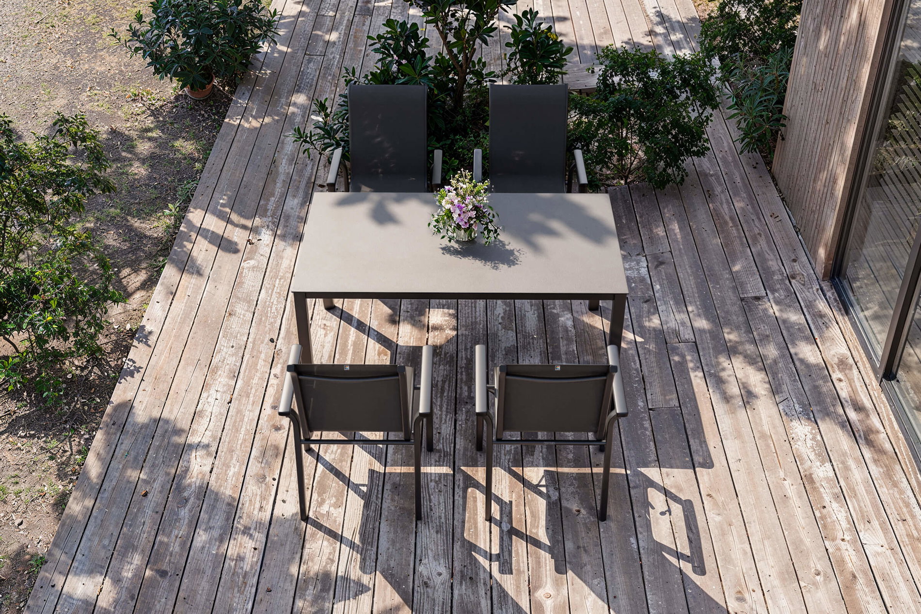 KETTLER Modello esclusivo BasicPlus 2026 Set da pranzo da giardino, antracite, alluminio/textilene/vetro, tavolo 160 x 95 cm, 4 sedie impilabili KETTLER Modello esclusivo BasicPlus 2026 Set da pranzo da giardino, antracite, alluminio/textilene/vetro, tavolo 160 x 95 cm, 4 sedie impilabili