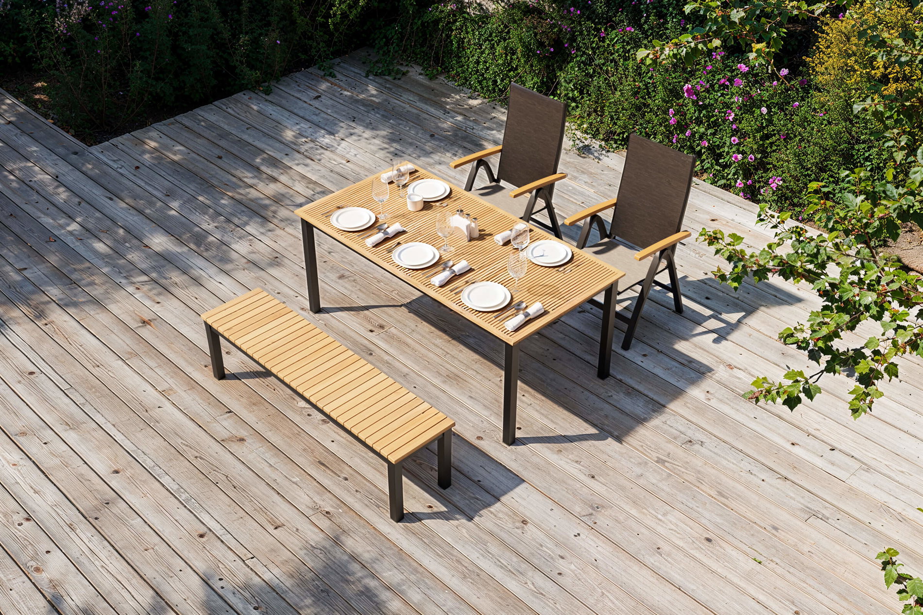 Set da pranzo da giardino Villana Tasmania con panca e 2 sedie pieghevoli, antracite/naturale, alluminio/eucalipto, piano piano del tavolo tavolo 180 x 90 cm, prodotto certificato FSC®