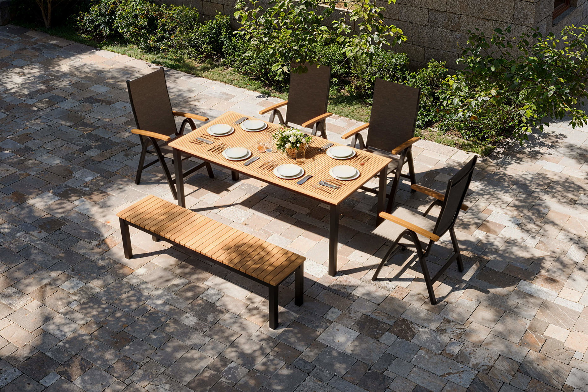 Villana Tasmania Gruppo da pranzo da giardino con panca e 4 sedie pieghevoli, antracite/naturale, Alluminio/Eucalipto, piano Tischplatte 180 x 90 cm, prodotto certificato FSC® Villana Tasmania Gruppo da pranzo da giardino con panca e 4 sedie pieghevoli, antracite/naturale, Alluminio/Eucalipto, piano Tischplatte 180 x 90 cm, prodotto certificato FSC®