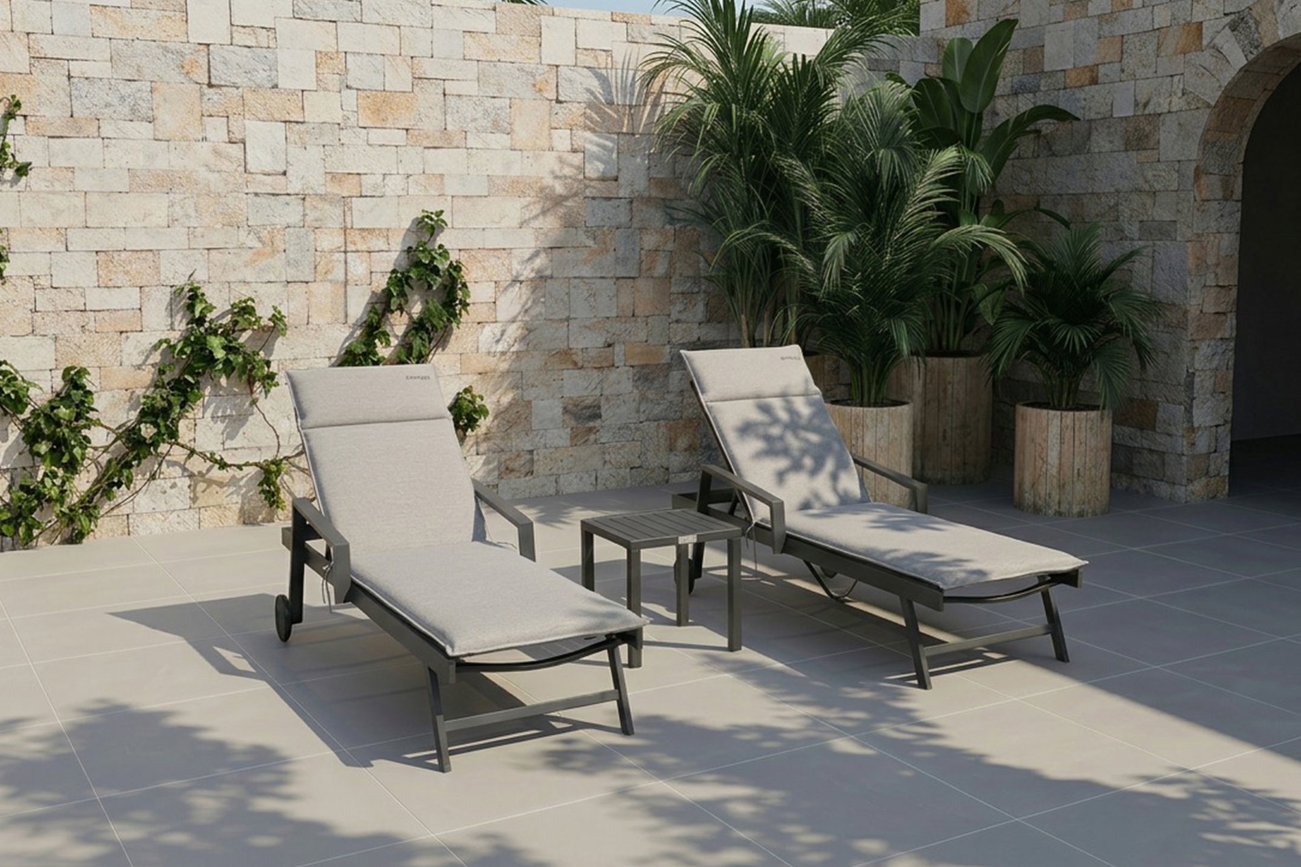 Set di lettini OUTFLEXX, antracite/nature, alluminio/textilene/poliestere, tavolo 40 x 40 cm, 2 cuscini, angolazioni regolabile, con ruote Set di lettini OUTFLEXX, antracite/nature, alluminio/textilene/poliestere, tavolo 40 x 40 cm, 2 cuscini, angolazioni regolabile, con ruote
