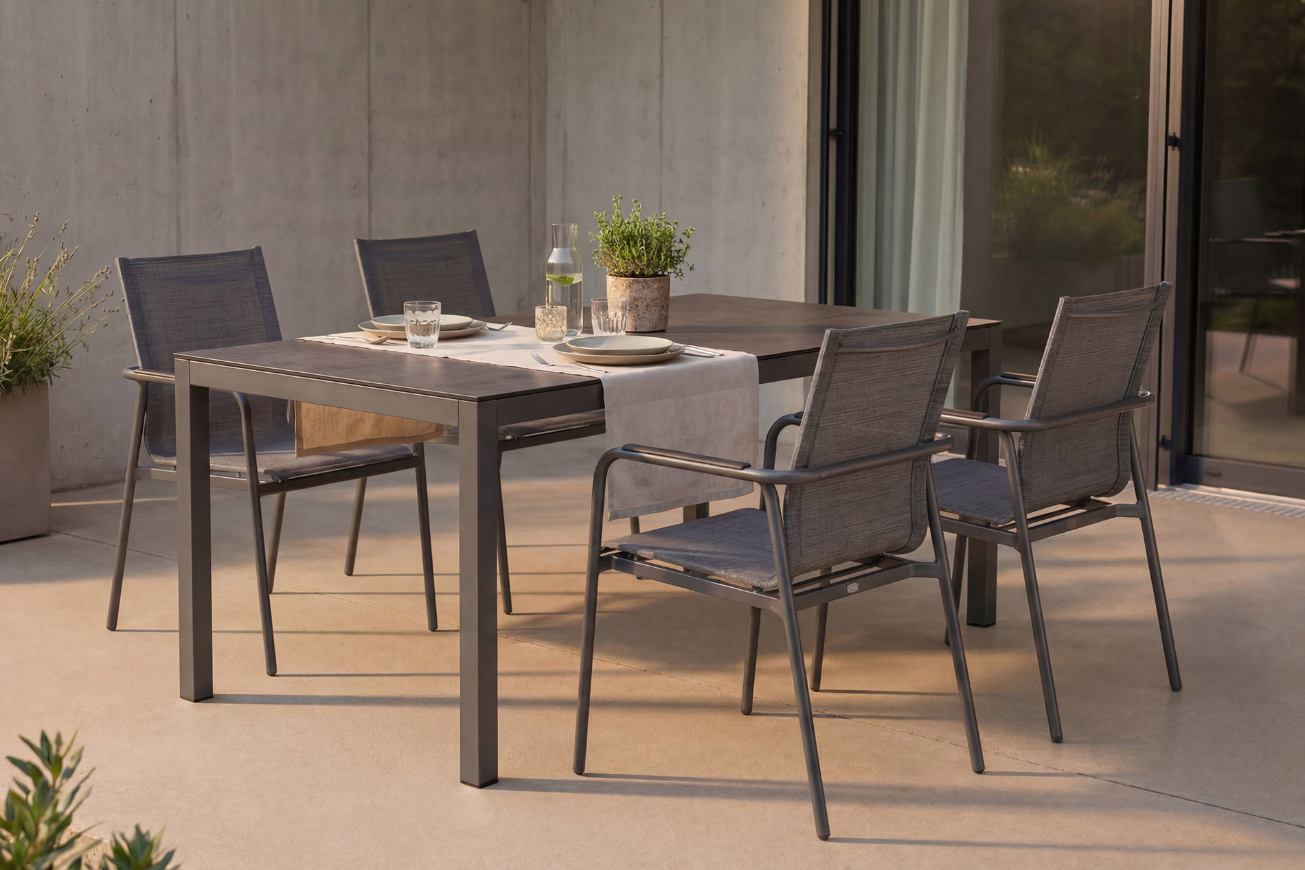 Stern Vento set pranzo da giardino 5 pezzi con 4 poltrone impilabili, grafite/grigio argento, alluminio e Textilene, tavolo 160 x 90 cm, decoro cemento