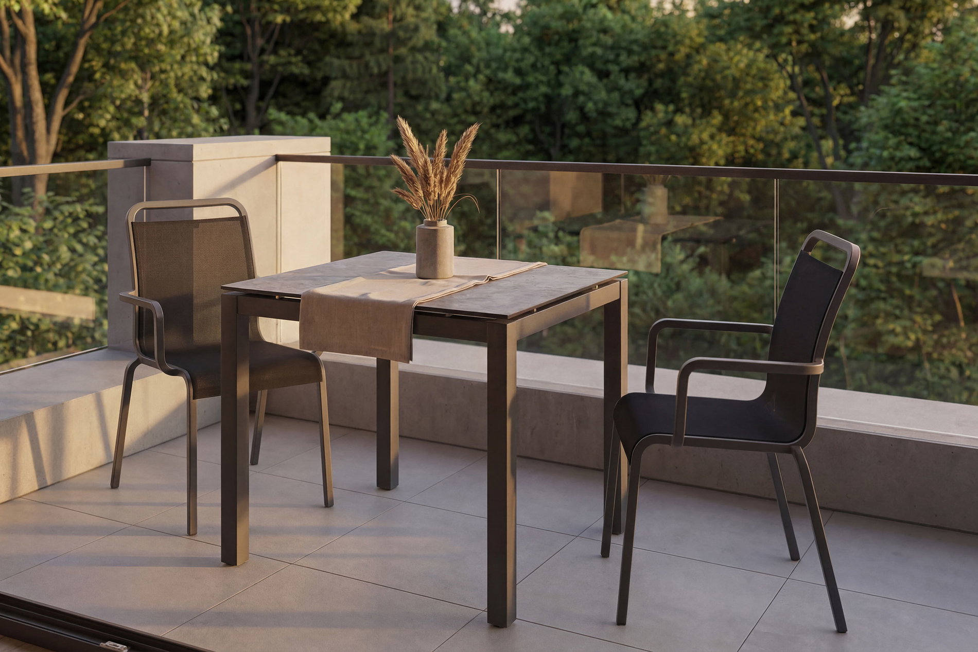 Stern Oskar set da balcone 3 pezzi con 2 poltrone impilabili, grafite/grigio argento, alluminio e Textilene, tavolo 80 x 80 cm, decoro pietra chiaro Stern Oskar set da balcone 3 pezzi con 2 poltrone impilabili, grafite/grigio argento, alluminio e Textilene, tavolo 80 x 80 cm, decoro pietra chiaro
