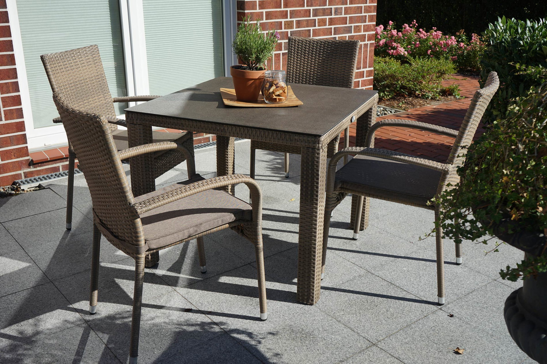 Ploß Rabida Garten-Essgruppe, champagner-meliert, Polyrattan, Tisch 90 x 90 cm, 4 Stapelstühle, Glasplatte in Steinoptik 21067__1