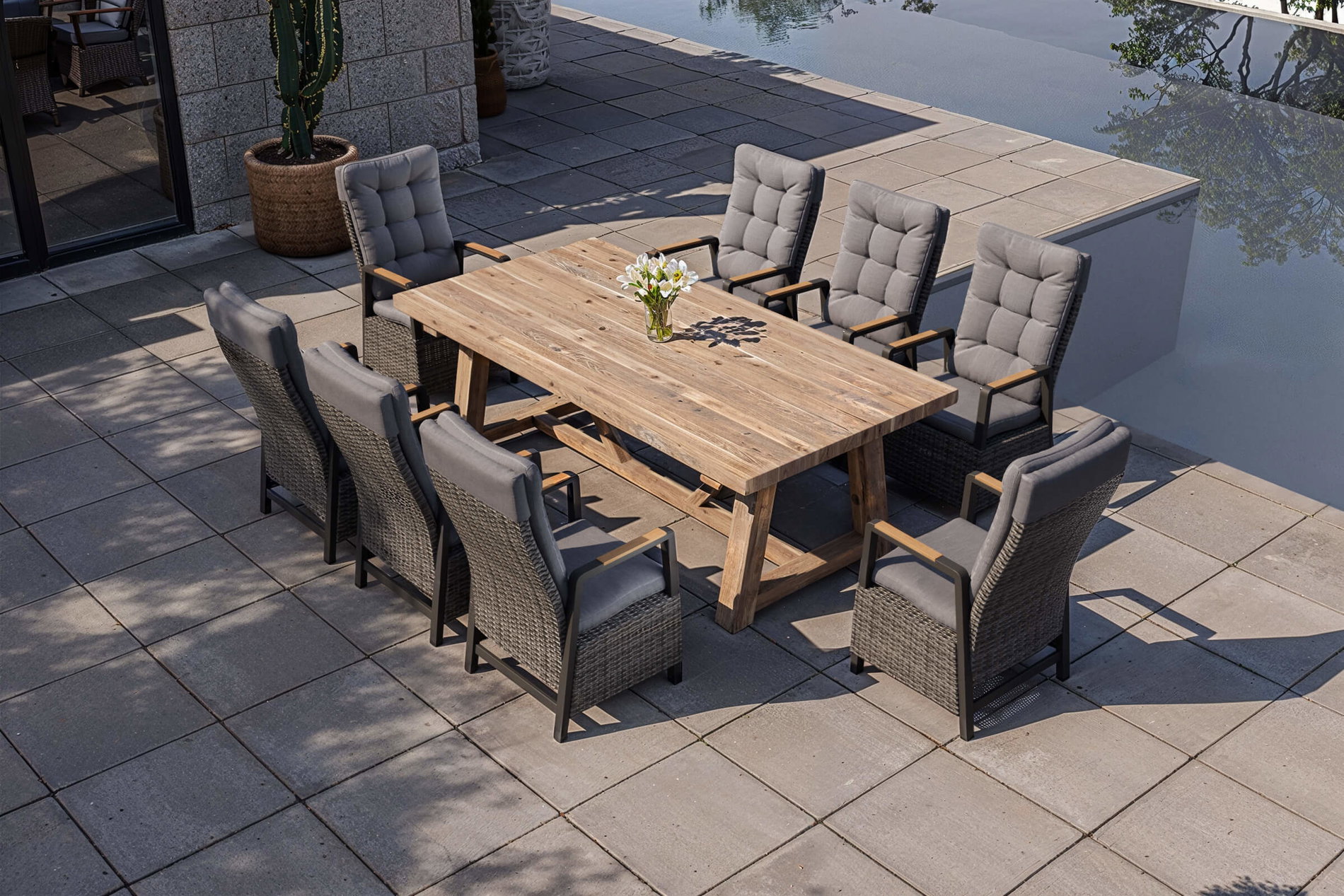 OUTFLEXX Nova Garten-Essgruppe mit 8 Sesseln, anthrazit/grau/natur, Alu/Polyrattan, 220 x 110 cm Tisch, verstellbare Rückenlehne mit Teak-Armlehnen, FSC®-zertifiziertes Produkt OUTFLEXX Nova Garten-Essgruppe mit 8 Sesseln, anthrazit/grau/natur, Alu/Polyrattan, 220 x 110 cm Tisch, verstellbare Rückenlehne mit Teak-Armlehnen, FSC®-zertifiziertes Produkt
