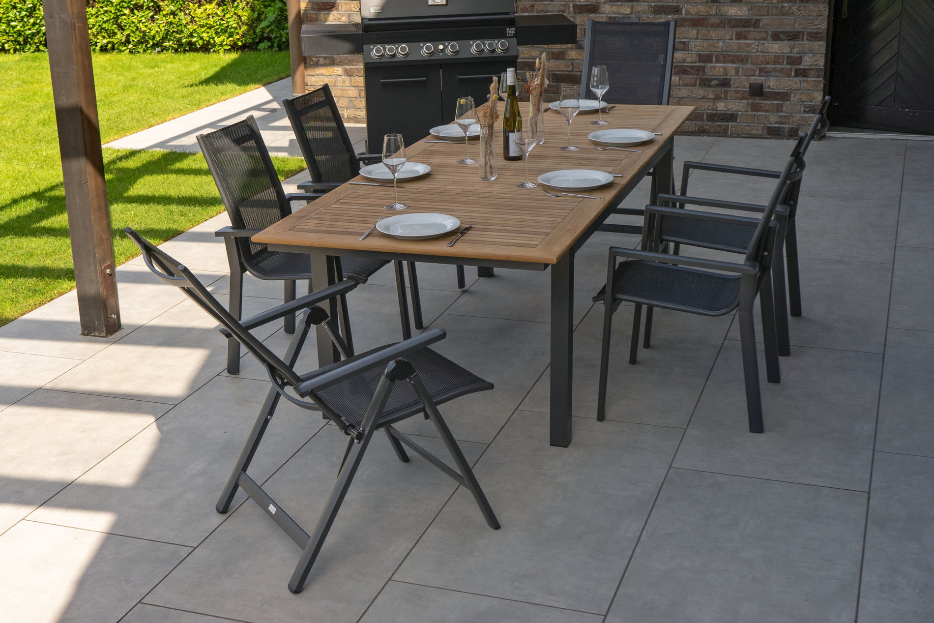 OUTFLEXX Set tavolo da pranzo da giardino, OUTFLEXX® antracite opaco, Alluminio / Teak / Textilene, Tavolo allungabile 180/240 x 100cm, 4 poltrone impilabili, 2 sedie pieghevoli 22195__1